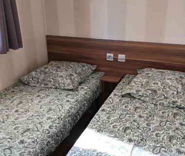 Chambre avec deux lits simples dans le mobil-home Terra Cosy