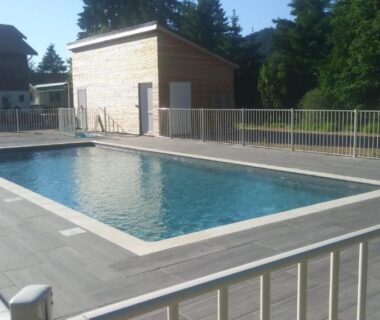 Piscine extérieure avec pool house au Camping Les Granges Bas