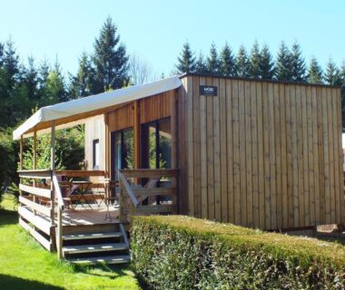 Mobilhome en bois sur la pelouse avec terrasse au Camping Les Granges Bas
