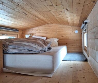 Mezzanine avec lit et boiseries dans le Tiny House Camping Les Granges Bas
