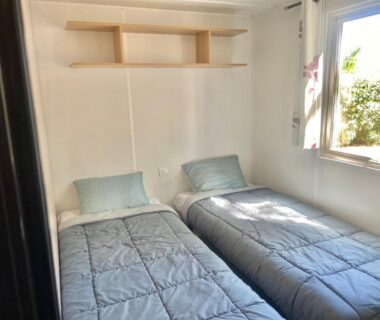 Chambre avec deux lits simples et fenêtre dans le Tiny House Mobilhome 6 personnes au Port de Vendres plage