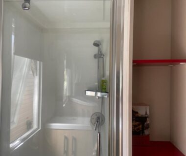 Cabine de douche dans le Tiny House Mobilhome 6 personnes au Port de Vendres plage