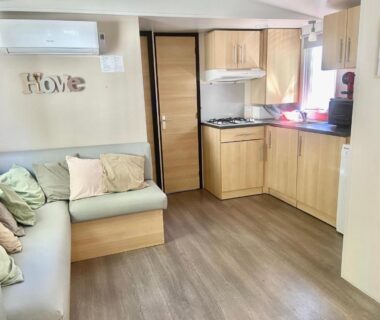 Intérieur avec coin cuisine et canapé dans le Mobilhome 6 personnes au Port de Vendres plage