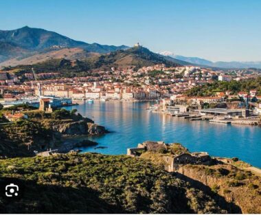 Baie et port de Port de Vendres plage vus depuis la côte du Tiny House Mobilhome 6 personnes