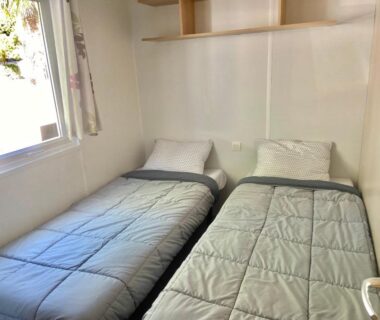 Intérieur avec deux lits simples dans le Mobilhome 6 personnes au Port de Vendres plage