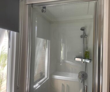 Salle d'eau avec cabine de douche dans la Tiny House Mobilhome 6 personnes au Port de Vendres plage