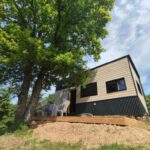 Terrasse en bois sous grand chêne avec chaises de la Tiny House de la Côte Roannaise