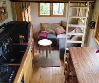 Intérieur kitchenette et coin salon lumineux dans la Tiny House de la Côte Roannaise