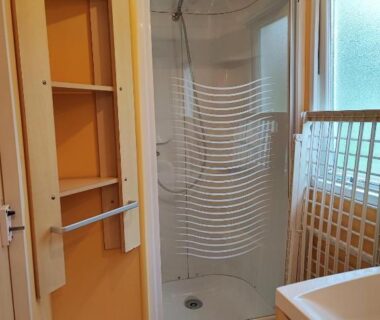 Salle d'eau avec cabine de douche dans Tiny Sweet Home