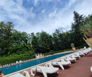 Bord de piscine avec rangée de transats au Tiny Sweet Home – 3 nuits minimum
