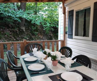 Terrasse couverte avec table dressée au Tiny Sweet Home - 3 nuits minimum