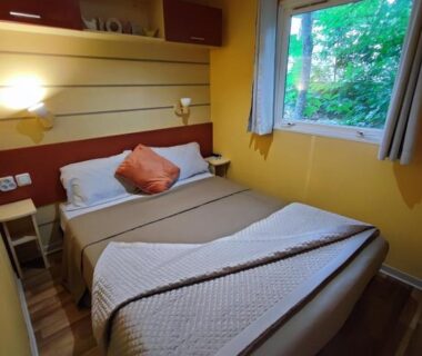 Chambre double avec fenêtre sur végétation dans Tiny Sweet Home - 3 nuits minimum