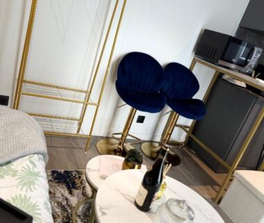 Intérieur avec deux fauteuils bleus et table basse dans la Tiny house – piscine et vélos