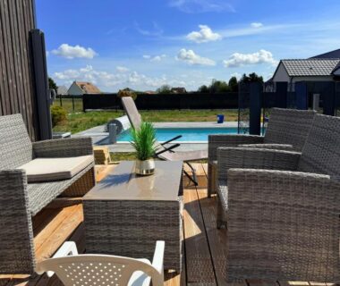 Terrasse en bois avec salon extérieur et piscine de la Tiny house – piscine et vélos