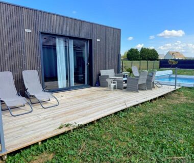 Terrasse en bois avec transats et piscine du Tiny house – piscine et vélos