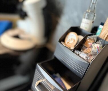 Coin café avec machine à café et sachets de condiments dans la Tiny house piscine et vélos