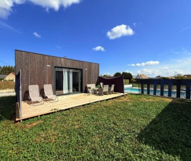Terrasse en bois et piscine au Tiny house piscine et vélos