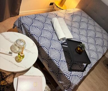 Intérieur avec lit double lampe et table dans la Tiny house – piscine et vélos