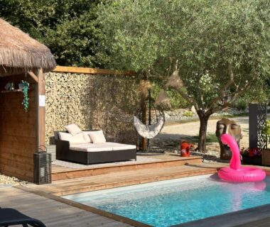 Terrasse et piscine avec bouée flamant rose de la Tiny house romantique avec bain nordique