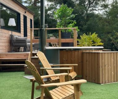 Terrasse en bois avec fauteuils et bain nordique dans la Tiny house romantique avec bain nordique