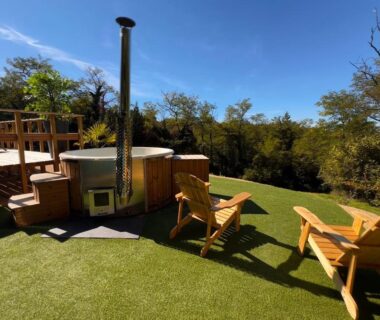 Terrasse extérieure avec bain nordique et chaises du Tiny house romantique avec bain nordique
