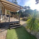Terrasse en bois et jardin du mobil-home au Tohapi camping Atlantic Club