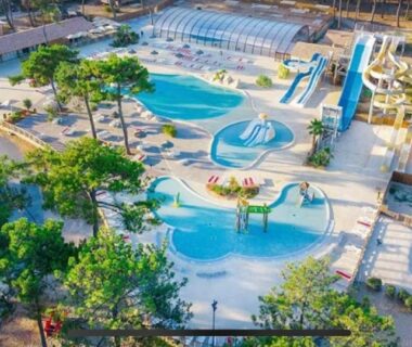 Espace aquatique avec bassins et toboggans au Tohapi camping Atlantic Club