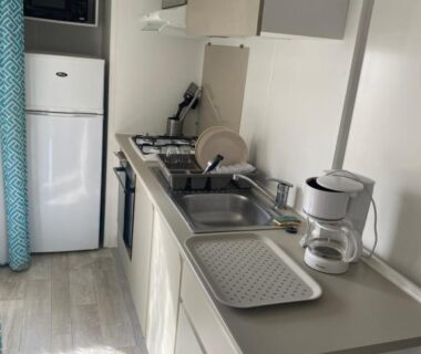 Cuisine équipée avec réfrigérateur plaques de cuisson et cafetière dans le mobil-home du Tohapi camping Atlantic Club