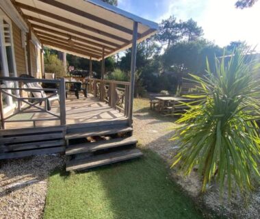 Terrasse en bois et jardin du mobil-home au Tohapi camping Atlantic Club
