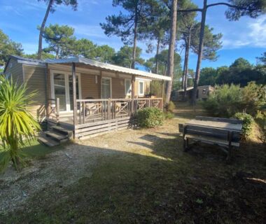 Mobil-home sur terrasse en pinède au Tohapi camping Atlantic Club