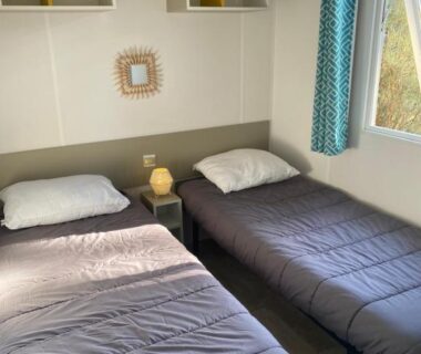 Chambre avec deux lits simples au Tohapi camping Atlantic Club