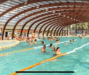 Piscine couverte à charpente bois avec couloirs de nage au Tohapi camping Atlantic Club