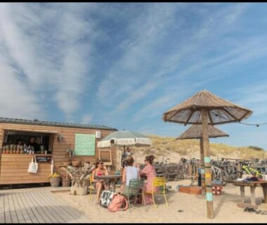 Plage aménagée avec parasols et terrasse au Tohapi camping Atlantic Club