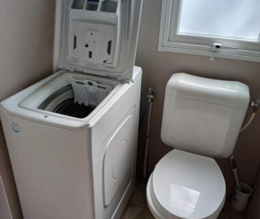 Salle de bain avec lave-linge et WC dans le Très jolie Mobil home 3 chambres 418
