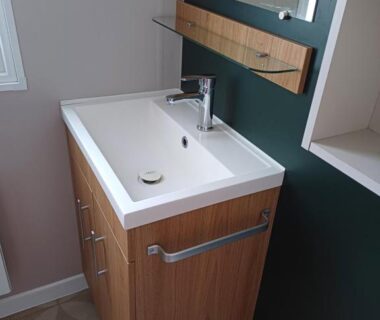 Lavabo et meuble de salle de bain dans le Très jolie Mobil home 3 chambres 418