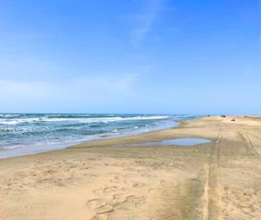 Plage et mer calme au bord du camping Tribord Dix Neuf