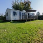 Pelouse et mobil-home avec terrasse au Ty Névez