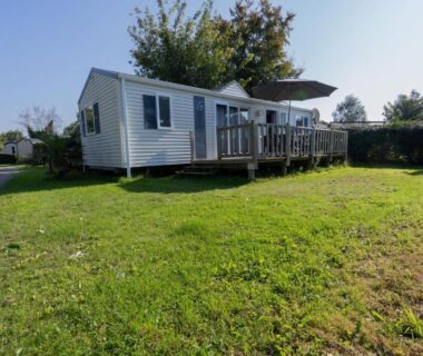 Pelouse et mobil-home avec terrasse au Ty Névez