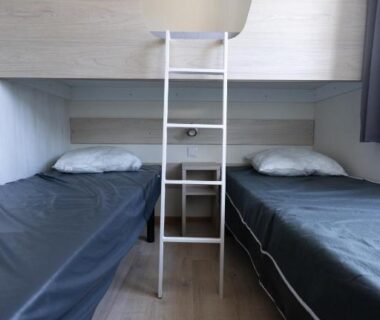 Chambre avec lits superposés et deux lits simples au camping Ty Névez