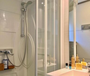 Salle de bain avec douche et lavabo au camping U FARNIENTE