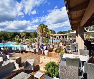 Terrasse et piscine du camping U FARNIENTE