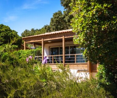 Terrasse en bois entourée de maquis au camping U FARNIENTE