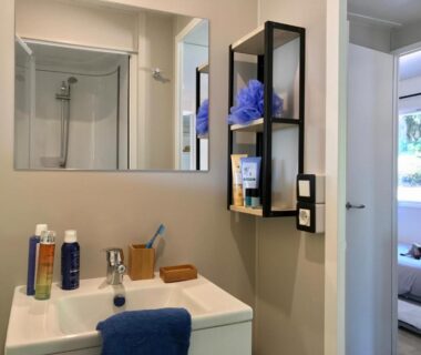 Salle de bain avec lavabo et cabine de douche du camping U FARNIENTE