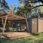 Terrasse en bois avec salon extérieur dans un mobil-home au camping U Pinarellu