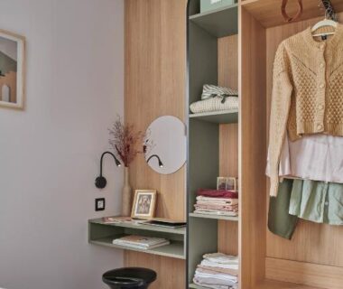 Chambre avec placard ouvert et bureau au camping U Pinarellu