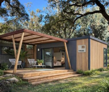 Terrasse en bois avec salon extérieur dans un mobil-home au camping U Pinarellu