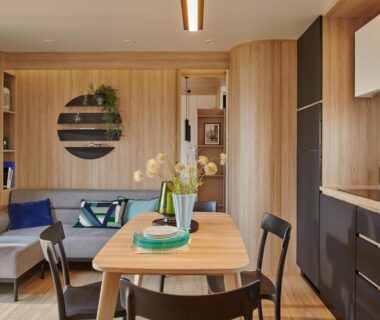 Intérieur de mobil-home avec coin repas et cuisine de U Pinarellu