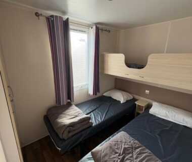 Chambre intérieure avec lits simples et lit superposé au camping Un coin de paradis à Palavas les FLots