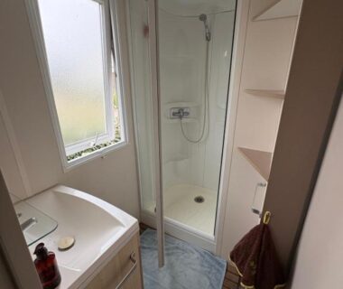 Salle d'eau avec douche et lavabo dans Un coin de paradis à Palavas les Flots