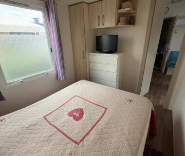 Chambre avec lit double et télévision dans l'hébergement Un coin de paradis à Palavas les Flots
